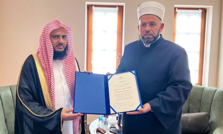 المشيخة الإسلامية في الجبل الأسود تسلم إمام المسجد النبوي رسالة شكر وتقدير لوزير الشؤون الإسلامية السعودي