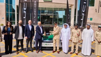 شرطة دبي تضم سيارة " لوسِد اير جراند تورينج " الكهربائية إلى أسطولها من الدوريات الأمنية السياحية