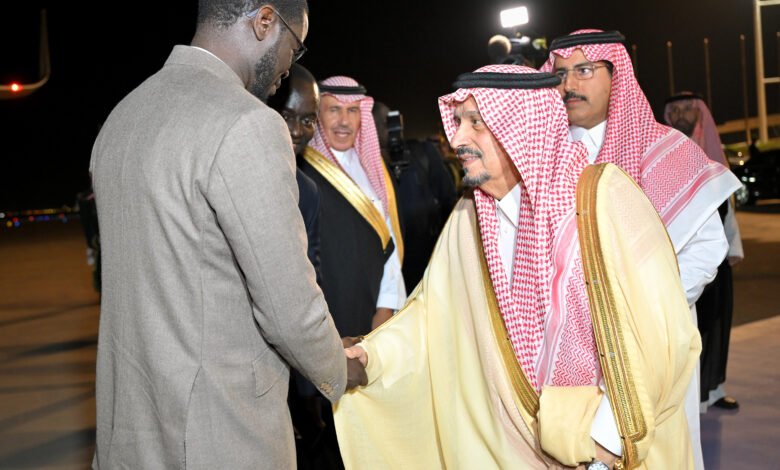 رئيس جمهورية السنغال يصل إلى الرياض.. وفي مقدمة مستقبليه سمو أمير المنطقة