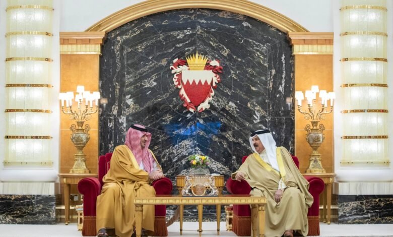 ملك البحرين يستقبل الأمير عبدالعزيز بن سعود