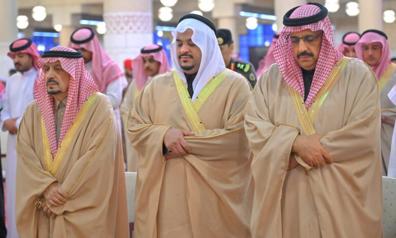 سمو أمير منطقة الرياض وسمو نائبه يؤديان صلاة الاستسقاء في جامع الإمام تركي بن عبدالله