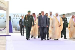 رئيس جمهورية طاجكستان يصل إلى الرياض للمشاركة في ⁧‫#القمة_العربية_والإسلامية‬⁩ المشتركة غير العادية وفي مقدمة مستقبليه نائب أمير المنطقة