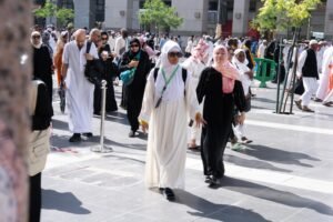 ضيوف المجموعة الأولى من برنامج خادم الحرمين الشريفين للعمرة والزيارة يؤدون صلاة الجمعة بالمسجد النبوي الشريف