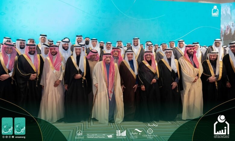 أمير الرياض يقدم التهنئة للأبناء العرسان ويعدهم بمستقبل زاهر في أحضان الوطن