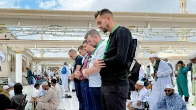 الدفعة الثانية من ضيوف خادم الحرمين الشريفين يؤدون صلاة الجمعة بالمسجد النبوي وسط أجواء إيمانية