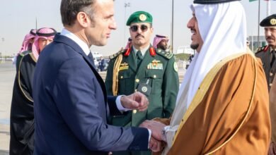 الرئيس الفرنسي يغادر الرياض وفي مقدمة مودعيه سمو نائب أمير المنطقة، بعد مشاركته في ⁧‫#قمة_المياه_الواحدة