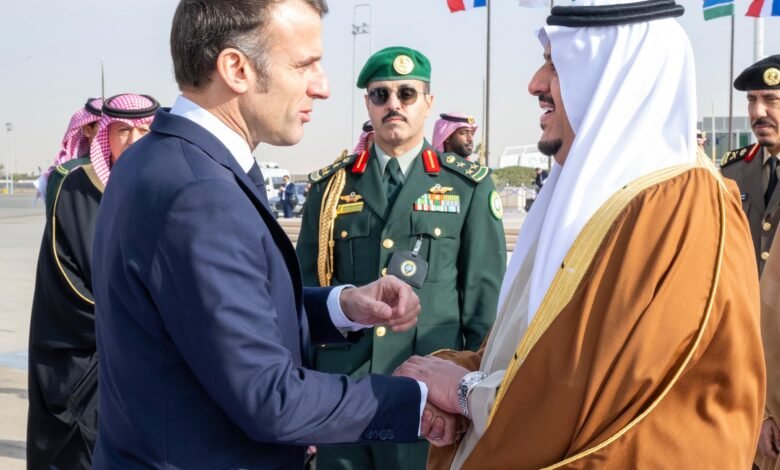 الرئيس الفرنسي يغادر الرياض وفي مقدمة مودعيه سمو نائب أمير المنطقة، بعد مشاركته في ⁧‫#قمة_المياه_الواحدة