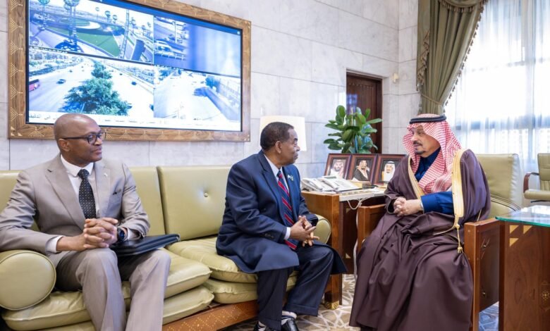 أمير الرياض يستقبل سفير جمهورية سيراليون المعيَّن حديثًا لدى المملكة