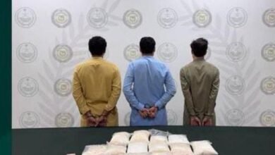 مكافحة المخدرات تقبض على (3) مقيمين بمنطقة الرياض لترويجهم (13) كيلوجرامًا من مادة (الشبو) المخدر