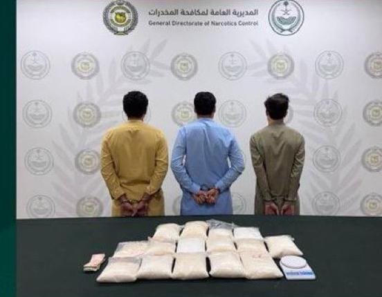مكافحة المخدرات تقبض على (3) مقيمين بمنطقة الرياض لترويجهم (13) كيلوجرامًا من مادة (الشبو) المخدر