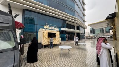 نظمت وزارة الشؤون الإسلامية والدعوة والإرشاد، ممثلةً في الإدارة العامة للموارد البشرية “التواصل الداخلي”، يومي الأحد والأثنين الموافق 12 ،13 رجب 1446هـ، في مقر الوزارة بالرياض، فعاليات مميزة لدعم الأسر المنتجة وإبراز الموروث الثقافي السعودي، ضمن برامجها الهادفة إلى تعزيز الهوية الوطنية وتمكين الأسر اقتصاديًا. وتضمنت الفعالية تخصيص مساحات للأسر المنتجة لعرض منتجاتها الشعبية، إضافة إلى تجهيز أماكن لعربات “الفود ترك” التي قدمت خيارات متنوعة من الأطعمة والمشروبات لتلبية مختلف الأذواق. وقد شهدت الفعالية إقبالاً كبيرًا من منسوبي ومنسوبات الوزارة، كما أتاح ذلك فرصة للأسر المنتجة للتعريف بمنتجاتها وتسويقها. وأعربت إحدى المشاركات من الأسر المنتجة عن شكرها للوزارة على إتاحة الفرصة لها لعرض منتجاتها أمام الحضور، مؤكدةً أن هذه الفعالية تسهم في تمكين الأسر المنتجة وتعزيز دورها في الاقتصاد المحلي. ويأتي تنظيم هذه الفعالية ضمن جهود الوزارة لتعزيز وتحسين بيئة العمل، مع الحرص على إبراز الموروث الثقافي السعودي ودعم الأسر المنتجة، بما ينسجم مع رؤية المملكة 2030 التي تهدف إلى تمكين الأسر السعودية والمشاريع الصغيرة وتحقيق التنمية المستدامة.