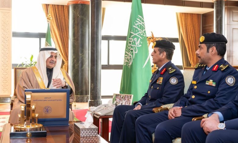 أمير منطقة تبوك يستقبل قائد القوات الخاصة للأمن والحماية
