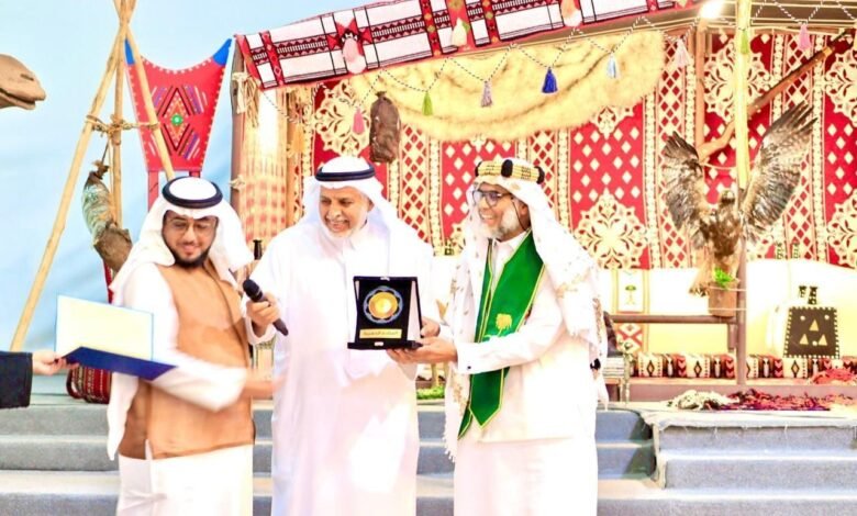 المركز العربي الأوروبي يمنح المرشد السياحي عبدالعزيز بخش "درع القلادة الذهبية" تقديراً لجهوده في نشر التراث الثقافي السعودي