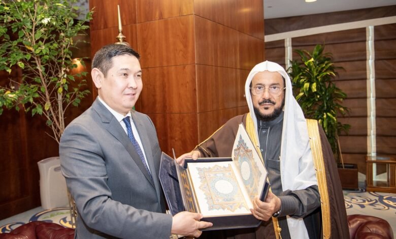 وزير الشؤون الإسلامية يستقبل سفير جمهورية كازاخستان لدى المملكة