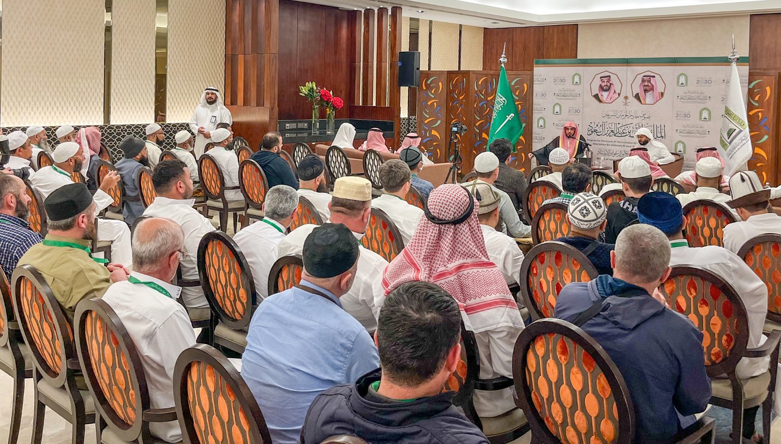 وزارة الشؤون الإسلامية تنظم محاضرة علمية لضيوف الدفعة الرابعة من ضيوف برنامج الملك سلمان للعمرة قدمها إمام الحرم المكي ..