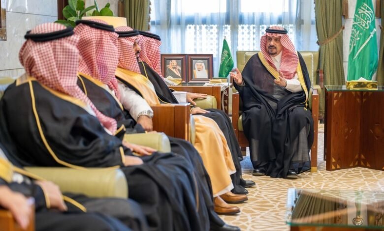 سمو أمير منطقة الرياض يكرّم المتطوعين والمشاركين في نشاطات جمعية منقذ للتوعية والإنقاذ