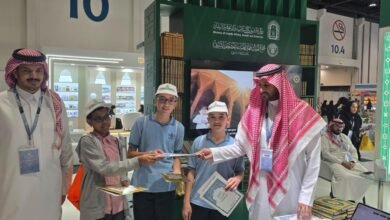 طلاب مدارس أبوظبي في زيارة لركن وزارة الشؤون الإسلامية بمعرض أبوظبي الدولي للكتاب 2025
