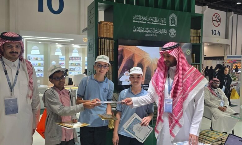 طلاب مدارس أبوظبي في زيارة لركن وزارة الشؤون الإسلامية بمعرض أبوظبي الدولي للكتاب 2025