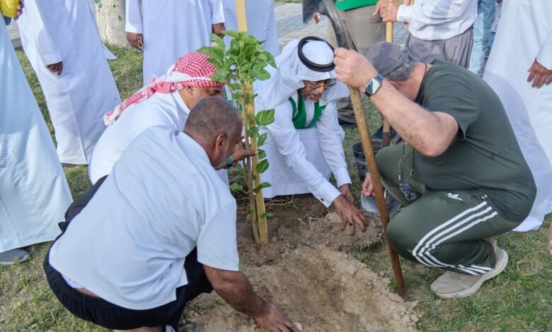 بلدية القطيف تطلق “مبادرة التوت القطيفي” بمشاركة 80 متطوعاً ضمن مبادرات أسبوع البيئة