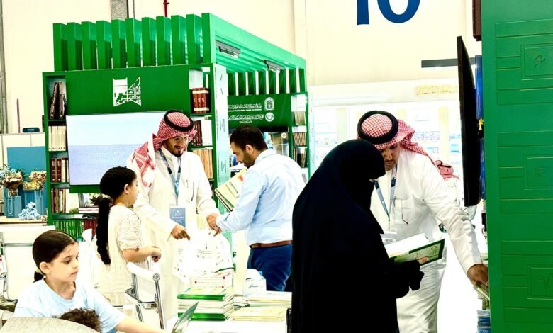 مطبوعات وزارة الشؤون الإسلامية تجذب زوار معرض أبوظبي الدولي للكتاب
