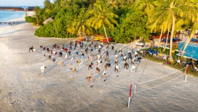 SUN SIYAM OLHUVELI يقدم اليوغا الجوية احتفالًا باليوم العالمي لليوغا 2025 