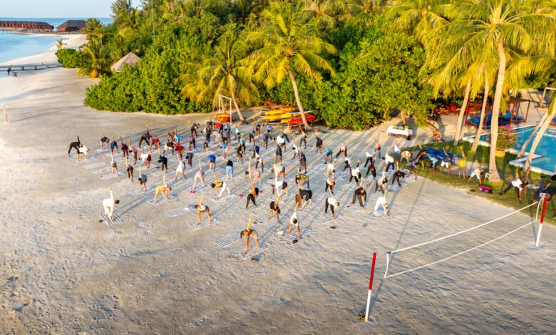 SUN SIYAM OLHUVELI يقدم اليوغا الجوية احتفالًا باليوم العالمي لليوغا 2025
