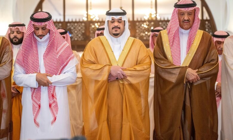 نائب أمير الرياض يؤدي صلاة الميت