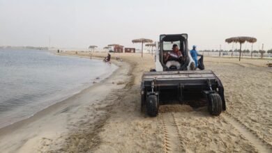 بلدية الظهران تكثف جهود نظافة الشواطئ ومسح الرمال لضمان بيئة ساحلية نظيفة وجاذبة