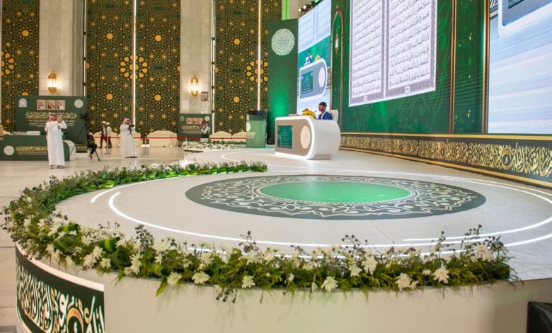 لجنة تحكيم مسابقة الملك عبدالعزيز الدولية تستمع لتلاوات 17 متسابقًا في اليوم الثاني ليصل مجموع من تم السماع لهم من اللجنة إلى 31 متسابقًا