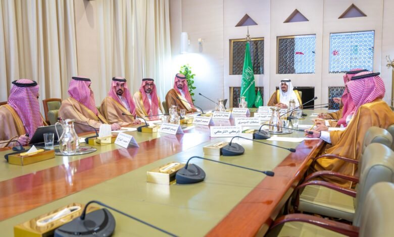 نائب أمير منطقة الرياض يرأس اجتماعًا مع وفد من شركة تطوير مطار الملك سلمان الدولي