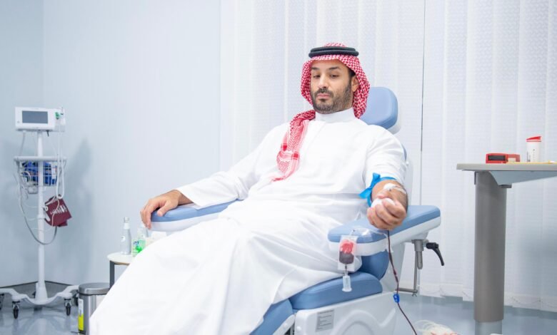 سمو ولي العهد يتبرع بالدم في بادرة كريمة.. ويُطلق الحملة الوطنية السنوية للتبرع بالدم