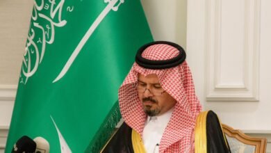 أمير المدينة المنورة يتسلّم التقرير الختامي لتوصيات الحلقة النقاشية والمناقشات العلمية حول المزارع الوقفية