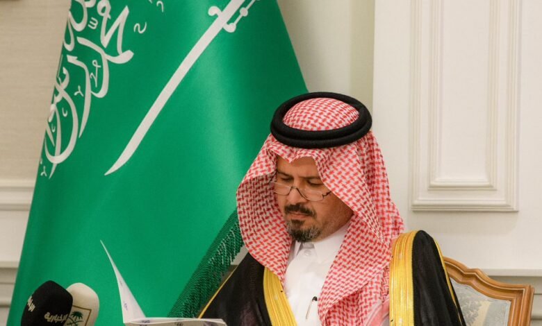 أمير المدينة المنورة يتسلّم التقرير الختامي لتوصيات الحلقة النقاشية والمناقشات العلمية حول المزارع الوقفية