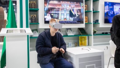 الشؤون الإسلامية تنقل زوار معرض موسكو في جولة افتراضية داخل المسجد النبوي الشريف باستخدام تقنية الواقع الافتراضي (VR) في معرض موسكو الدولي للكتاب