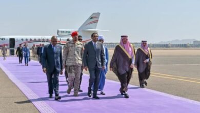 رئيس الوزراء السوداني يصل إلى المدينة المنورة