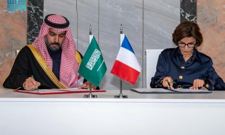 سمو وزير الثقافة ونظيرته الفرنسية يوقّعان برنامجًا تنفيذيًا للتعاون الثقافي في باريس