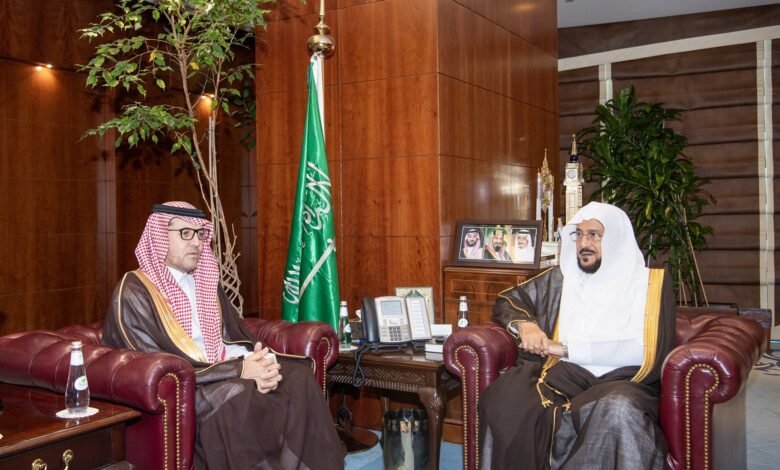وزير الشؤون الإسلامية يستقبل سفير المملكة لدى جمهورية الهند