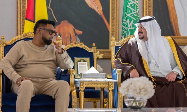 رئيس جمهورية غويانا التعاونية يصل إلى الرياض وفي مقدمة مستقبليه سمو نائب أمير المنطقة