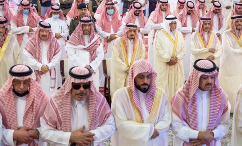 سمو أمير منطقة الرياض يؤدي صلاة الميت على صاحبة السمو الملكي الأميرة نوف بنت سعود بن عبدالعزيز آل سعود -رحمها الله-