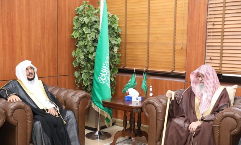 مفتي عام المملكة يستقبل معالي وزير الشؤون الإسلامية والدعوة والإرشاد بمكتبه بالرياض