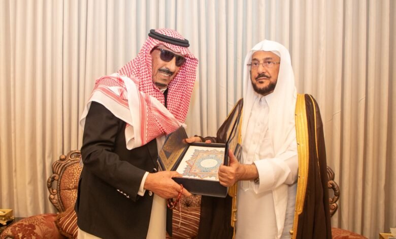 معالي وزير الشؤون الإسلامية يزور الشيخ عبدالعزيز بن عبدالكريم السبهان في منزله بحائل