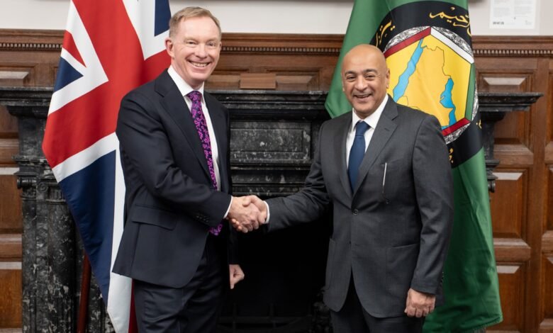 الأمين العام لمجلس التعاون، يبحث مع كلاً من، وزير الدولة للأعمال والتجارة ورئيس مجلس التجارة، ووزير الدولة لشؤون التجارة في وزارة الأعمال والتجارة في المملكة المتحدة السبل المثلى لمعالجة كافة الموضوعات العالقة في مفاوضات اتفاقية التجارة الحرة بين الجانبين