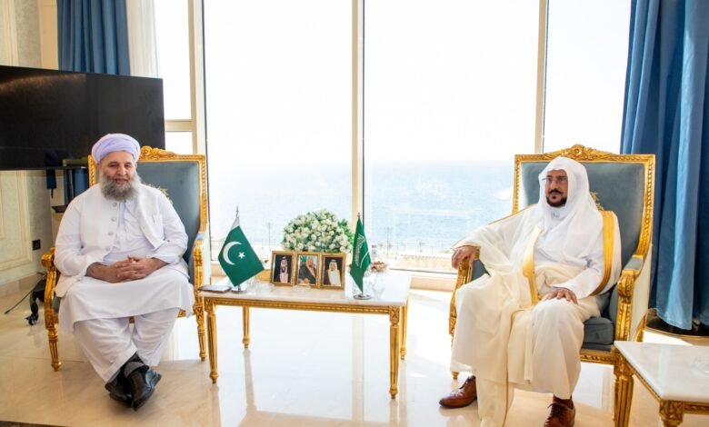 وزير الشؤون الإسلامية يلتقي عضو مجلس الشيوخ الباكستاني نور الحق قادري