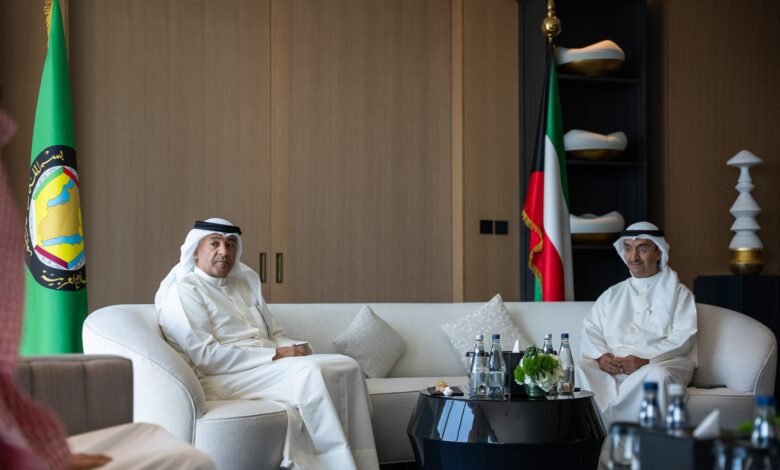 الأمين العام لمجلس التعاون، يلتقي معالي الأمين العام لمجلس الوزراء بدولة الكويت