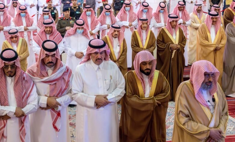 أمير منطقة الرياض يؤدي صلاة الميت على صاحبة السمو الأميرة هيفاء بنت تركي بن محمد بن سعود الكبير آل سعود