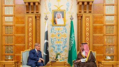 سمو ولي العهد يلتقي رئيس وزراء جمهورية باكستان الإسلامية