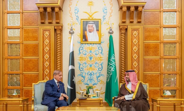 سمو ولي العهد يلتقي رئيس وزراء جمهورية باكستان الإسلامية