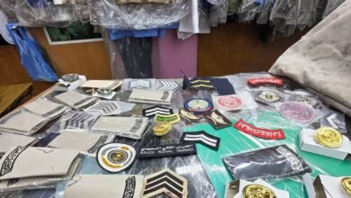 اللجنة الأمنية بإمارة الرياض تغلق خمسة محلات مخالفة لنظام بيع وخياطة الملابس العسكرية وتصادر عددًا من الرتب والشعارات العسكرية المخالفة.