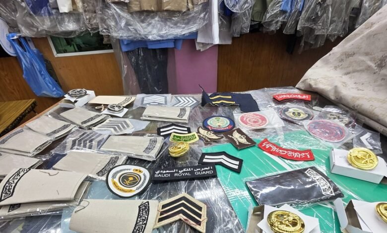 اللجنة الأمنية بإمارة الرياض تغلق خمسة محلات مخالفة لنظام بيع وخياطة الملابس العسكرية وتصادر عددًا من الرتب والشعارات العسكرية المخالفة.