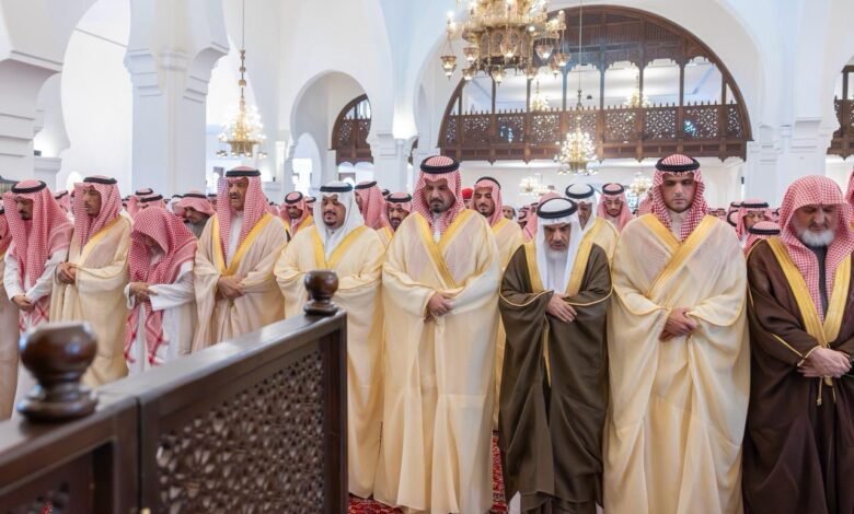 نائب أمير الرياض يؤدي صلاة الميت على عبدالله الشثري -رحمه الله-